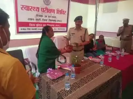 टीकमगढ़: कारी गांव में विशाल निशुल्क स्वास्थ्य परीक्षण शिविर आयोजित, एसपी ने कराया स्वास्थ्य परीक्षण