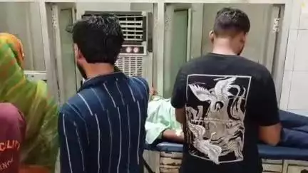 सीतापुर: झरेखापुर के पास सड़क पर तेज रफ्तार दो बाइकों में हुई जोरदार टक्कर, दो लोग हुए घायल