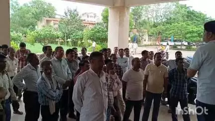 अशोक नगर: कलेक्ट्रेट कार्यालय में शिक्षकों ने ई-अटेंडेंस के विरोध में नायब तहसीलदार को दिया ज्ञापन