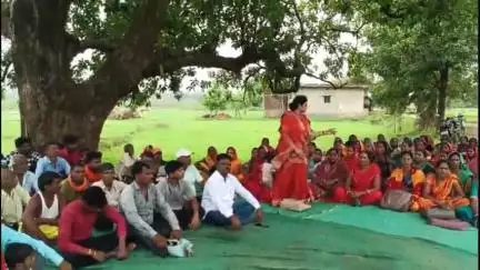 लेस्लीगंज: सीताडीह कुशवाहा टोला में वर्षा जल निकासी को लेकर दो पक्षों में विवाद, महिला घायल, जेएसएलपीएस की दीदियों ने की बैठक