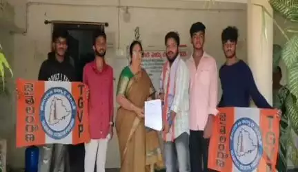 భిక్కనూర్: విద్యార్థులకు కుల ఆదాయ సర్టిఫికెట్లు త్వరగా ఇవ్వాలి బిక్కనూరులో టీజీవిపి జిల్లా అధ్యక్షులు సంజయ్
