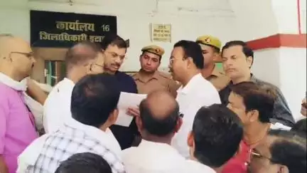 इटावा: कृषि खाद्य व्यापारियों ने मुख्यमंत्री योगी आदित्यनाथ के नाम कचहरी परिसर में जिला अधिकारी को ज्ञापन सौंपा
