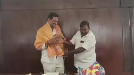 పెద్దాపురం మున్సిపల్ ఇంచార్జ్ చైర్మన్గా బాధ్యతలు స్వీకరించిన నెక్కంటి సాయిని అభినందించిన,కౌన్సిలర్లు, అధికారులు.