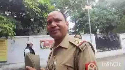 लखीमपुर: एसपी ऑफिस के पास टोपी उतारकर घूमता पलिया में तैनात पुलिसकर्मी अनुशासनहीनता कर रहा है, उड़ा रहा नियमों की धज्जियां