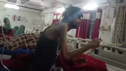 महोबा: जिला अस्पताल में लापरवाही, सामान्य वार्ड में टीबी मरीज खुद लगा रहा इंजेक्शन, वीडियो हुआ वायरल