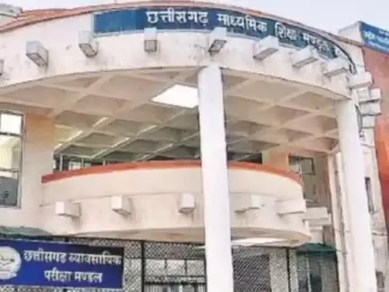 रायपुर: रायपुर जिला में सीबीएसई बोर्ड से मान्यता प्राप्त स्कूलों में अब केवल एनसीईआरटी की किताबों से पढ़ाई करना अनिवार्य