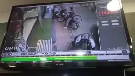 पीलीभीत: पुरानी तहसील के सामने बिजली के तार से निकली चिंगारी की चपेट में आने से मोटरसाइकिल में लगी आग, सीसीटीवी फुटेज आया सामने