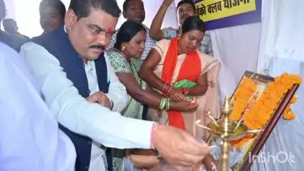 लोहंडीगुडा: लोहण्डीगुड़ा में धूमधाम से मनाया गया शाला प्रवेश उत्सव, सांसद महेश कश्यप और विधायक विनायक गोयल ने छात्रों का सम्मान किया