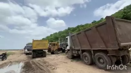 వేములవాడ: అక్రమంగా మట్టి తవ్వకాలపై వేములవాడ పట్టణ,జిల్లా టాస్క్ఫోర్స్ పోలీసులు దాడులు