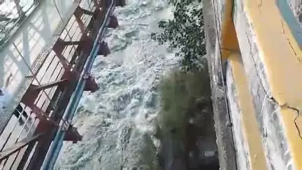 चम्बा: शनिवार को शीतला ब्रिज चंबा से एक व्यक्ति ने रावी में छलांग लगाने का मामला सामने आया
