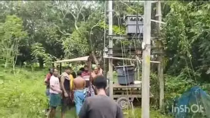 মানিকচক: দামি মতো ট্রান্সফরমার না বসানো জিতমানপুর এলাকায় বিদ্যুৎ দপ্তরের কাজ আটকে দিল গ্রামবাসী