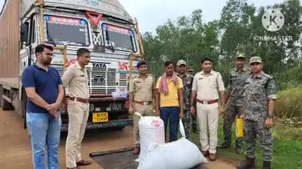 ঝাড়গ্রাম: ট্রাকে করে গাঁজা পাচার করার আগে গুপ্তমনির জাতীয় সড়ক থেকে প্রায় ৫০ কেজি গাঁজা উদ্ধার,গ্রেপ্তার ১