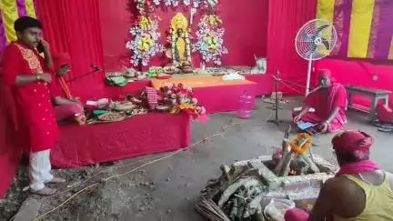 নাকাশিপাড়া: জাতীয় সড়কের  দুর্ঘটনা থেকে রক্ষা পেতে রক্ষা কালী পূজা করলেন এলাকাবাসী বেথুয়াডহরী বুধবার হাট তলায়