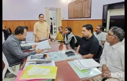 गया टाउन सीडी ब्लॉक: समाहरणालय सभाकक्ष में जिलाधिकारी ने जनता दरबार में लगभग 100 आवेदकों की समस्याओं को सुना