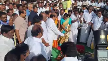 கள்ளக்குறிச்சி: புதிய புறநகர் பேருந்து நிலையம் மற்றும் தினசரி நாளங்காடி உள்ளிட்ட பணிகளுக்கு அடிக்கல் நாட்டி தொடங்கி வைத்த அமைச்சர்கள்