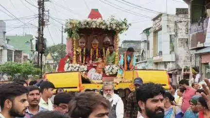 बीना: स्टेशन रोड स्थित संकट मोचन मंदिर से रथ पर सवार होकर निकले भगवान जगन्नाथ स्वामी, बड़ी तादाद में भक्त हुए शामिल