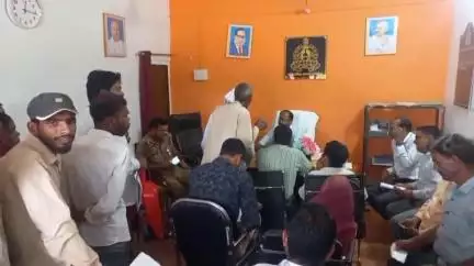 तिर्वा: ठठिया के जैनपुर राशन दुकानदार पर पूर्ति निरीक्षक ने राशन का स्टॉक न देने पर दर्ज करवाया केस