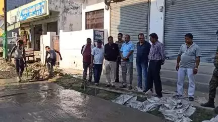 मधुबनी: मेयर अरुण राय ने थाना चौक से ईद मोहम्मद चौक तक बन रही सड़क का किया निरीक्षण