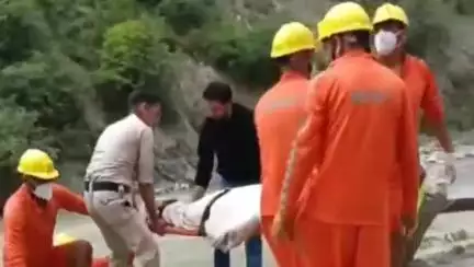 कुल्लू: सैंज के पागल नाला में गिरी अल्टो कार, मां और बेटी की मौत, पति घायल, एनडीआरएफ की टीम ने की डेड बॉडी का रेस्क्यू