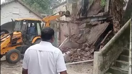 सागर नगर: नगर निगम ने गोपालगंज में शासकीय प्राथमिक शाला का जर्जर भवन तोड़ा