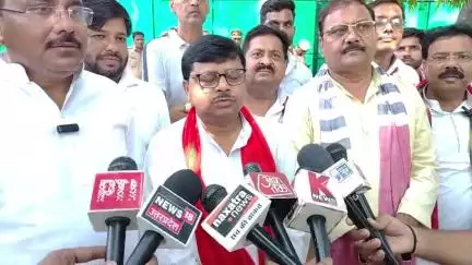 इटावा: रेनू तिवारी का यादव समाज पर अभद्र टिप्पणी वाला वीडियो वायरल, सपा जिला अध्यक्ष ने एसएसपी से आवास पर की मुलाकात, दी बाइट