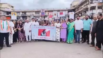 ગાંધીધામ: આદિપુર સગીરા અપહરણ - દુષ્કર્મ મામલે કોંગ્રેસનો ગાંધી માર્કેટ ખાતે ઉગ્ર વિરોધ