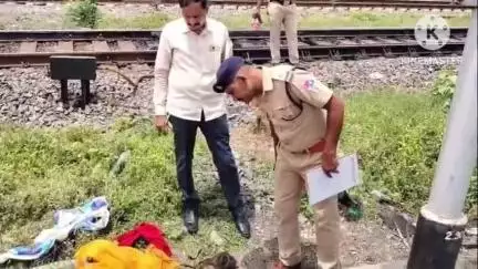మధిర: చింతకాని రైల్వే స్టేషన్ సమీపంలో రైల్లో నుంచి జారిపడి ఓ సాధువు మృతి