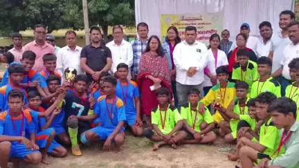 दारू: होलंग में प्रखंड स्तरीय सुब्रतो कप फुटबॉल प्रतियोगिता का आयोजन हुआ