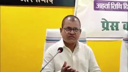 औरंगाबाद: भारत निर्वाचन आयोग के निर्देश पर विशेष गहन पुनरीक्षण को लेकर समाहरणालय के सभागार में डीएम ने की बैठक