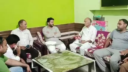 कैराना: कैराना में भाजपा नेता मनीष चौहान ने मृतक किसान के परिजनों को ढांढस बंधाया, बोले- हत्यारों पर होगी कड़ी कार्रवाई