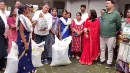 दाड़ी: डाडी प्रखंड मुख्यालय में राष्ट्रीय खाद्य सुरक्षा एवं पोषण योजना के अंतर्गत आत्मा हज़ारीवाग द्वारा वितरण