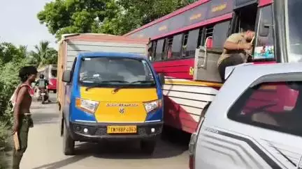 பொன்னேரி: பெரியபாளையத்தில்  கஞ்சா போதையில் கத்தி காட்டி ரகளை செய்த நபர் குரங்கு போல தாவி குதித்து தப்ப முயன்றவரை மடக்கிப்பிடித்த போலீசார்