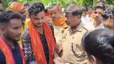बिसवां: राजपुर गांव में घर के सामने ताजिया रखने को लेकर राष्ट्रीय बजरंग दल के कार्यकर्ताओं ने जताई नाराजगी, SDM ने दिया आश्वासन