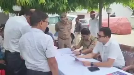 बदायूं: जिलाधिकारी और वरिष्ठ पुलिस अधीक्षक ने थाना बिनावर में समाधान दिवस पर जनता की समस्याओं को सुना
