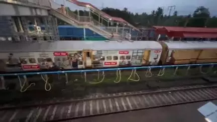 ഒറ്റപ്പാലം: ട്രാക്കിന് സമീപം മണ്ണിടിഞ്ഞ് ട്രെയിൻ ഗതാഗതം തടസപ്പെട്ടു, ഷൊർണൂരിൽ മണിക്കൂറുകളോളം ട്രെയിനുകൾ പിടിച്ചിട്ടു