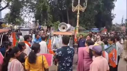 কাটোয়া ১: কাটোয়া পৌরসভার সামনে কসবা গণধর্ষণ কাণ্ডের প্রতিবাদে কাটোয়ায় বিজেপির বিক্ষোভ পথসভা ও অবরোধ কর্মসূচি