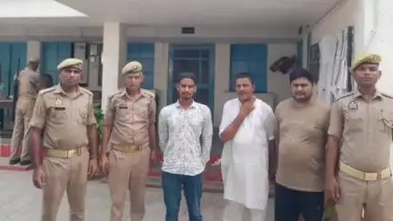 कांठ: थाना कांठ क्षेत्र के कस्बा ऊमरी कलां मोहल्ला पछैयान में झगड़ा करने के मामले में दोनों पक्ष के 3 लोग हुए गिरफ्तार