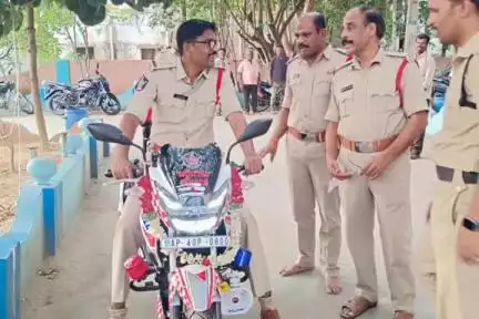 పుంగనూరు: ట్రాఫిక్ నియంత్రణ కొరకు ద్విచక్ర వాహనాన్ని ప్రారంభించిన.సీఐ సుబ్బారాయుడు,