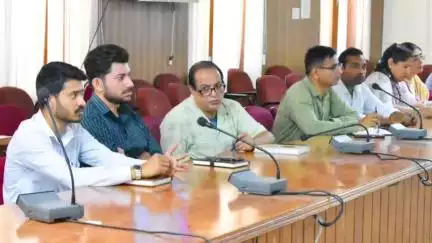चमोली: जिला निर्वाचन अधिकारी संदीप तिवारी की अध्यक्षता में शनिवार को त्रिस्तरीय पंचायत चुनाव की तैयारियों की समीक्षा की गई
