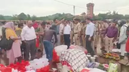 हरिद्वार: हरकी पैड़ी पहुंचे डीएम मयूर दीक्षित ने प्लास्टिक की केन देखकर चढ़ा पारा, जब्त की केन और काटे गए चालान