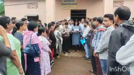 धार: तिरला विकासखंड के समस्त शिक्षकों ने अपनी मांगों को लेकर मुख्यमंत्री के नाम ज्ञापन सौंपा