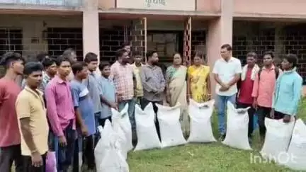 कुचाई: कुचाई के कृषि भवन में 40 किसानों के बीच धान के बीज का वितरण किया गया