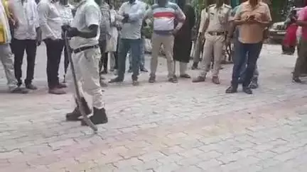 वैशाली: वैशाली थाना परिसर में निकला किंग कोबरा, अफरा-तफरी मची, सोशल मीडिया पर वीडियो वायरल, स्नेक कैचर ने किया रेस्क्यू