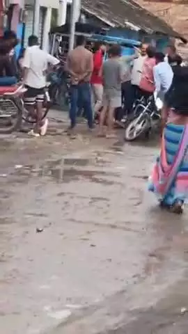 विजयराघवगढ़: विजयराघवगढ़: वार्ड 12 में पार्षद से मारपीट, वीडियो वायरल, पुलिस ने पीड़ित को बनाया आरोपी