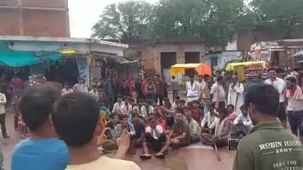 बिजावर: झमटुली में बिजली कटौती से परेशान ग्रामीणों का चक्का जाम, सड़क बंद #jansamasya