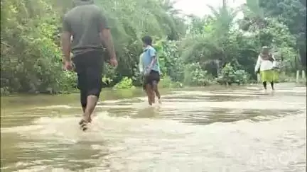 मंडला: मंडला-अंजनिया मार्ग पर छीद्धि नाला में तेज बहाव, लोग जान जोखिम में डालकर पार कर रहे नाला