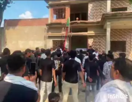 टांडा: मोहर्रम पर इमाम हुसैन की शहादत को याद करते हुए, बसखारी के बेलापरसा में तीन अंजुमन के साथ निकला जुलूस, पुलिस टीम रही मौजूद