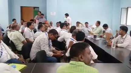 बैरिया: विशेष गहन पुनरीक्षण में सबका सहयोग ज़रूरी: प्रखंड मुख्यालय में बीडीओ ने की बैठक