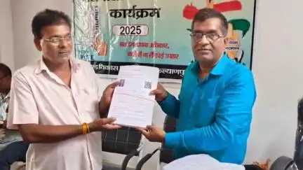 मोतिहारी: पूर्वी चंपारण मोतिहारी जिले में मतदान केंद्र स्तरीय पदाधिकारियों को गणना प्रपत्र उपलब्ध कराया जा रहा है