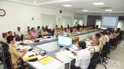 కరీంనగర్: కరీంనగర్ పోలీస్ కమిషనర్ కేంద్రంలో నెలవారి సమీక్ష సమావేశం నిర్వహించిన సిపి గౌస్ ఆలం